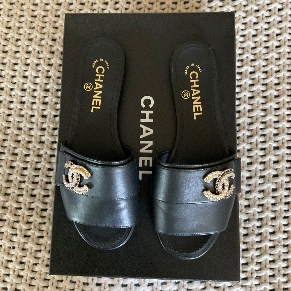 Chanel Black Leather CC Pearl EU 37